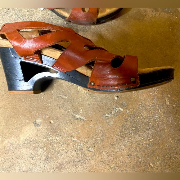 Dansko heeled sandal with cutouts size 8 - Picture 3 of 3